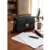 Černá pánská kožená etue se sklápěcím registrem a držadlem 611-2415-60